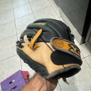 Mizuno Baseball Glove Size 14 fits in left hand